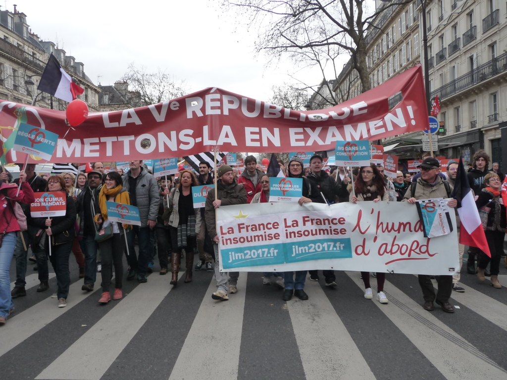 La banderole aussi